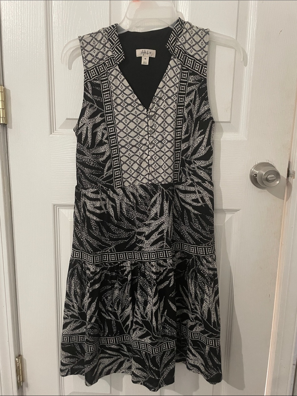 Style & Co. Black and White Sleeveless V-Neck Patterned Dress